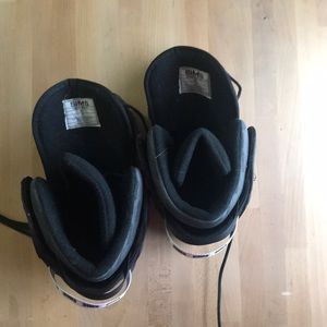 Snowboard boots